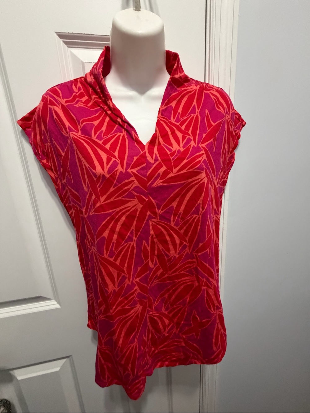 Soft Surroundings Pink and Red Leaf-Print V-Neck Cap Sleeve Top size XS
